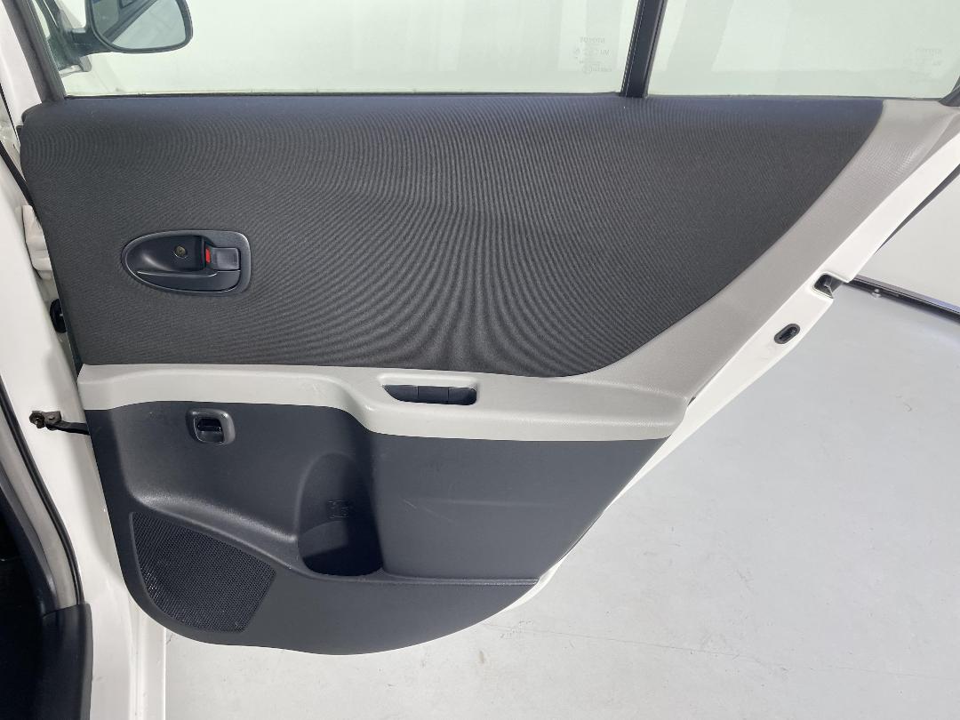 Photo '19' of Toyota Yaris