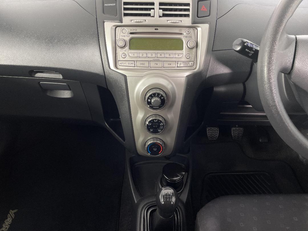 Photo '18' of Toyota Yaris