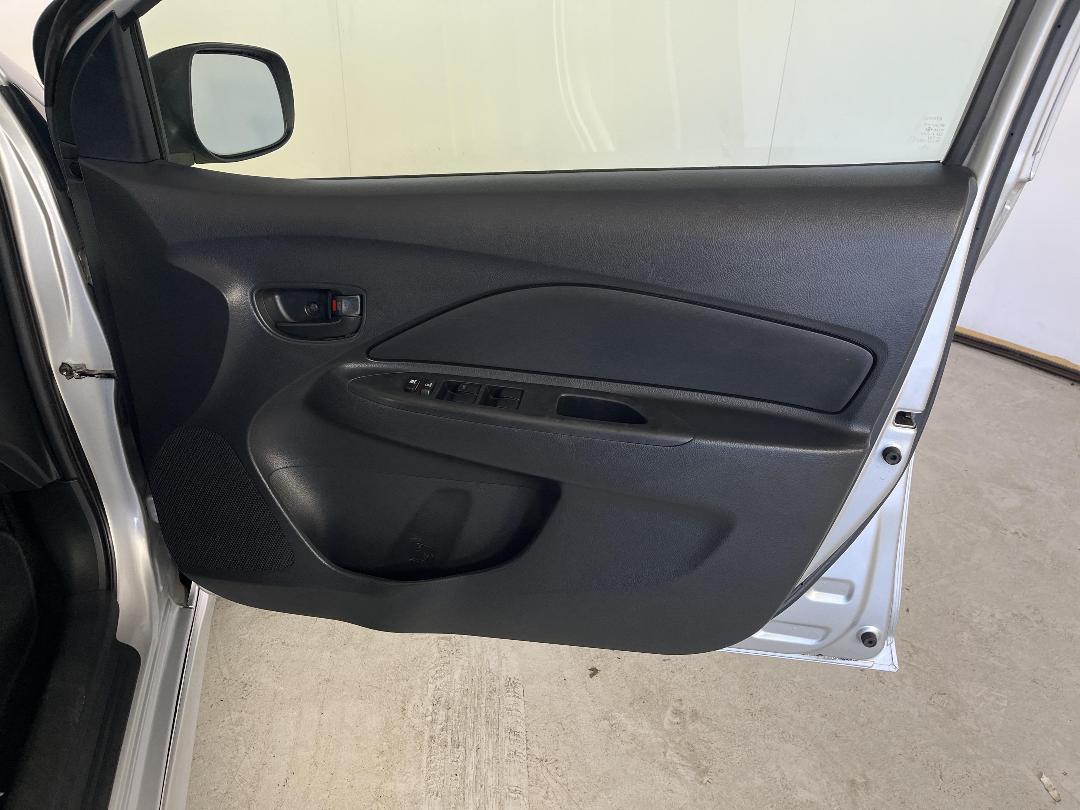 Photo '15' of Toyota Yaris