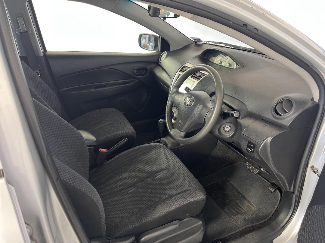 Photo '16' of Toyota Yaris