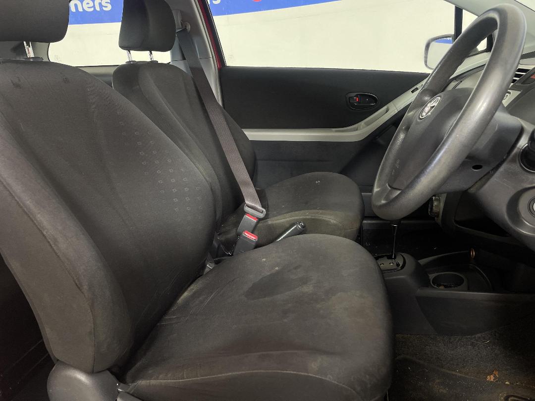 Photo '16' of Toyota Yaris