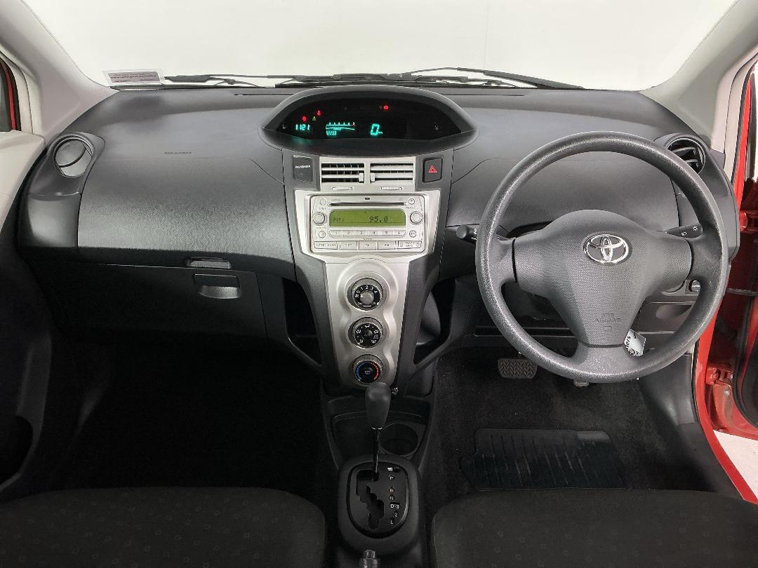 Photo '17' of Toyota Yaris Photo '17' of Toyota Yaris