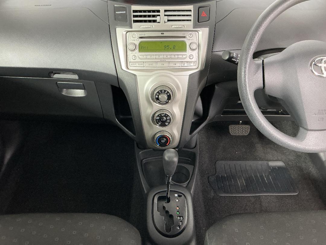 Photo '18' of Toyota Yaris Photo '18' of Toyota Yaris