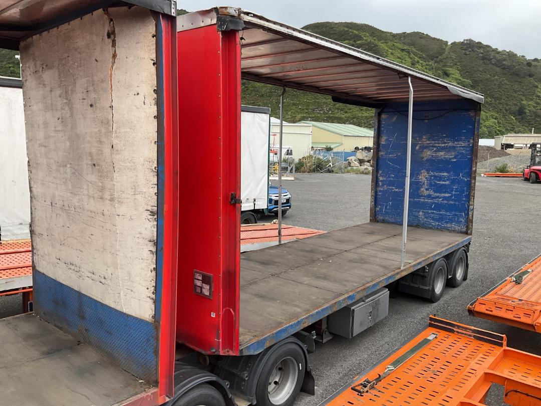 Photo '6' of DOMETT C2002 Curtainsider B-Train