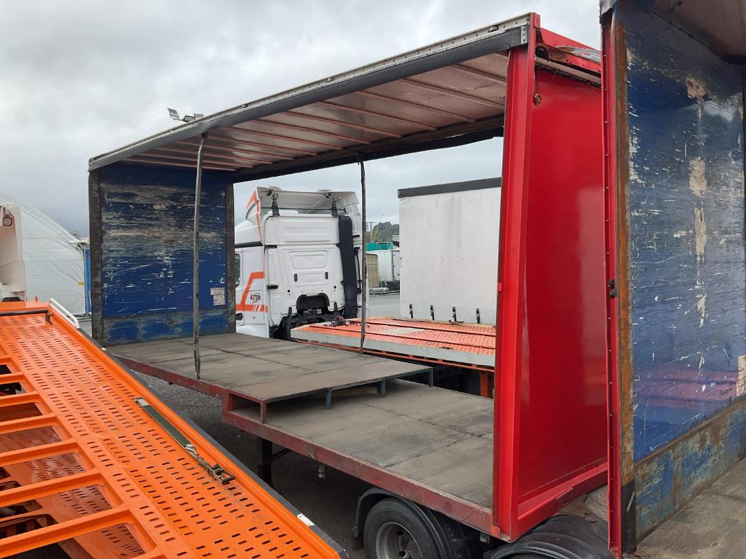 Photo '5' of DOMETT C2003 Curtainsider B-Train Photo '5' of DOMETT C2003 Curtainsider B-Train