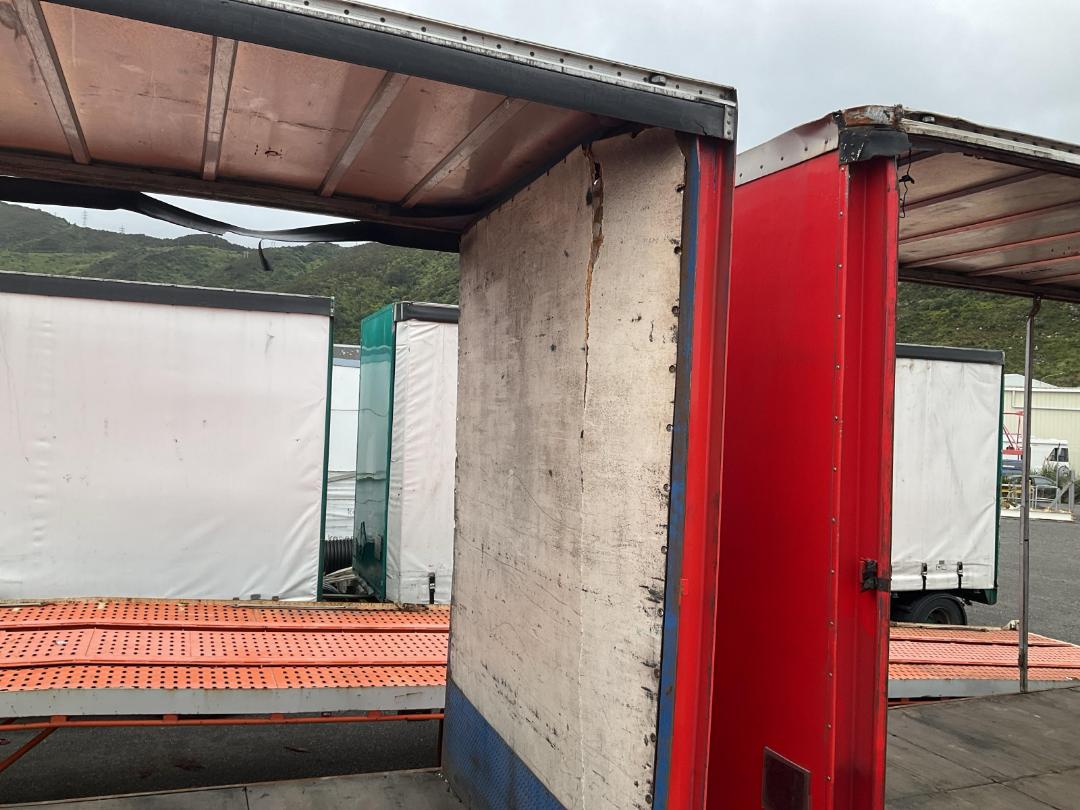 Photo '15' of DOMETT C2003 Curtainsider B-Train Photo '15' of DOMETT C2003 Curtainsider B-Train