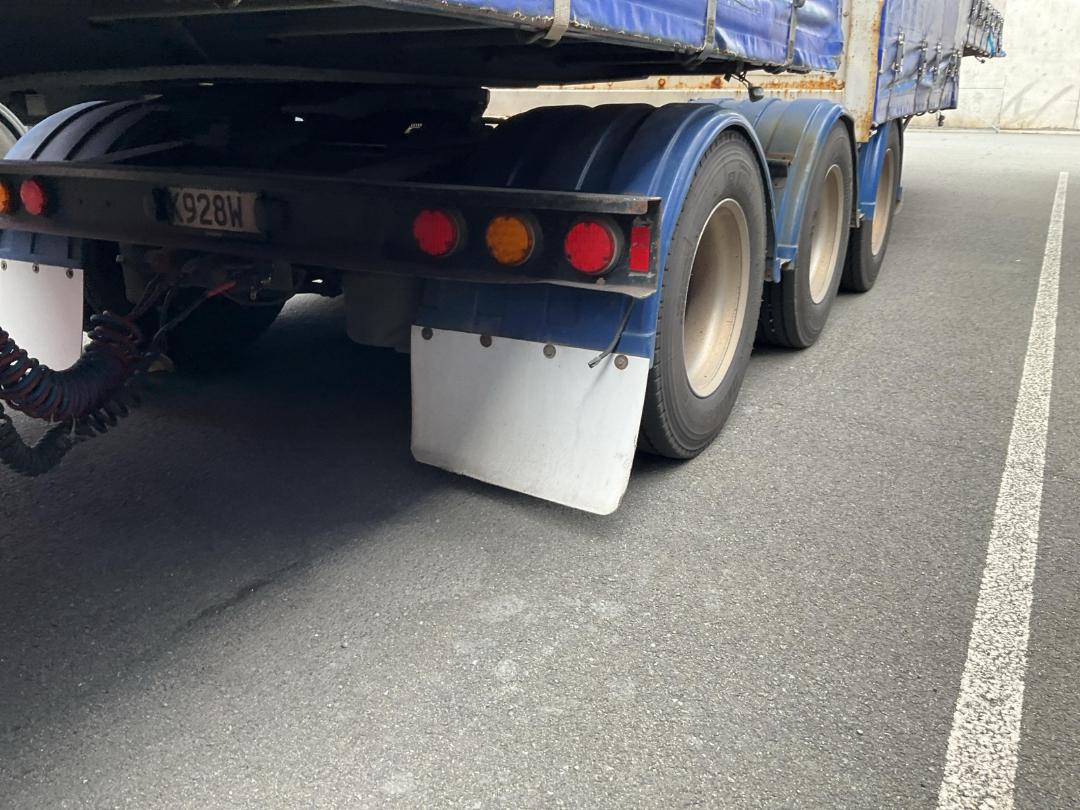 Photo '7' of Fruehauf FBC S3B-7.3 Curtainsider Semi Photo '7' of Fruehauf FBC S3B-7.3 Curtainsider Semi