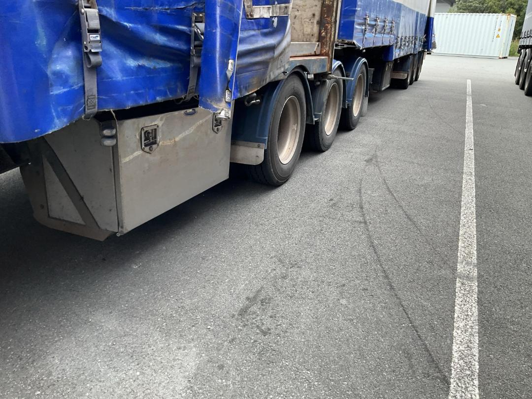 Photo '9' of Fruehauf FBC S3B-7.3 Curtainsider Semi Photo '9' of Fruehauf FBC S3B-7.3 Curtainsider Semi