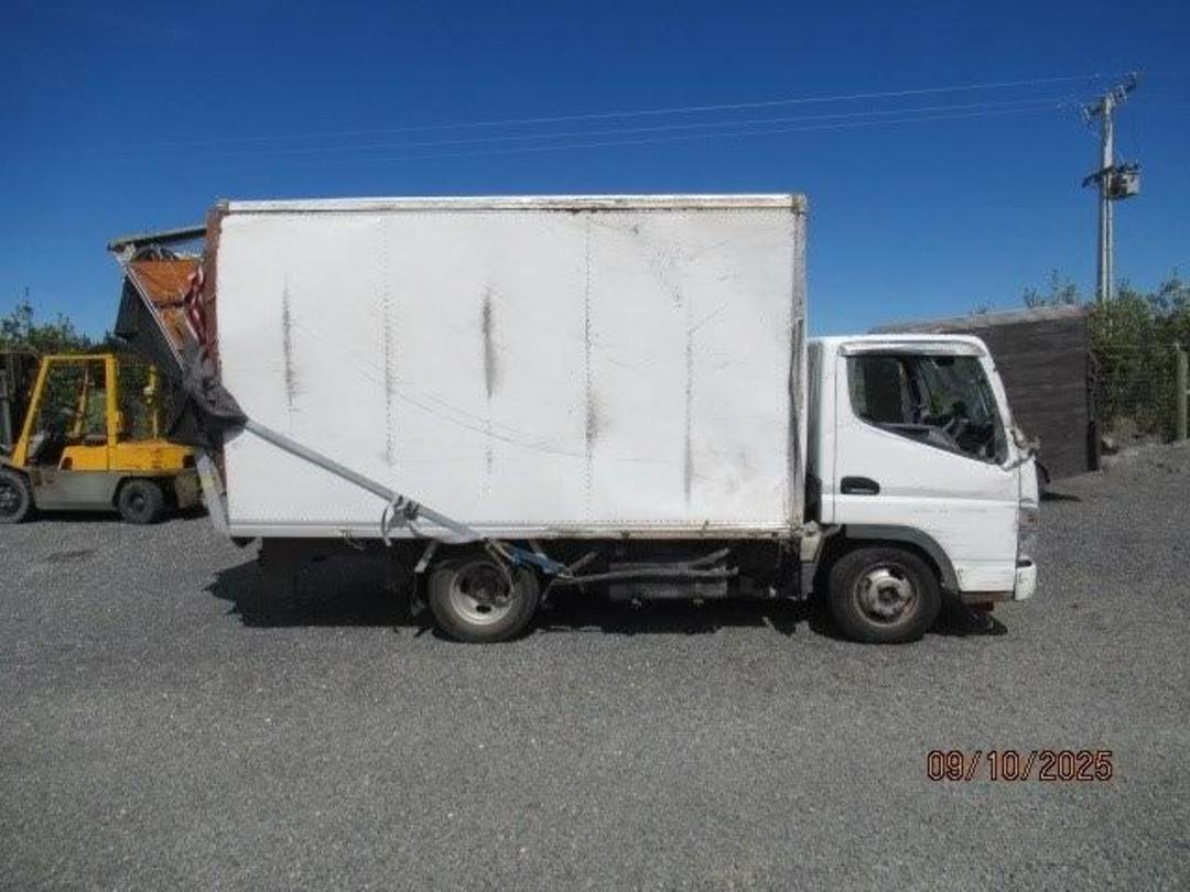 Photo '3' of Fuso Canter Box Body