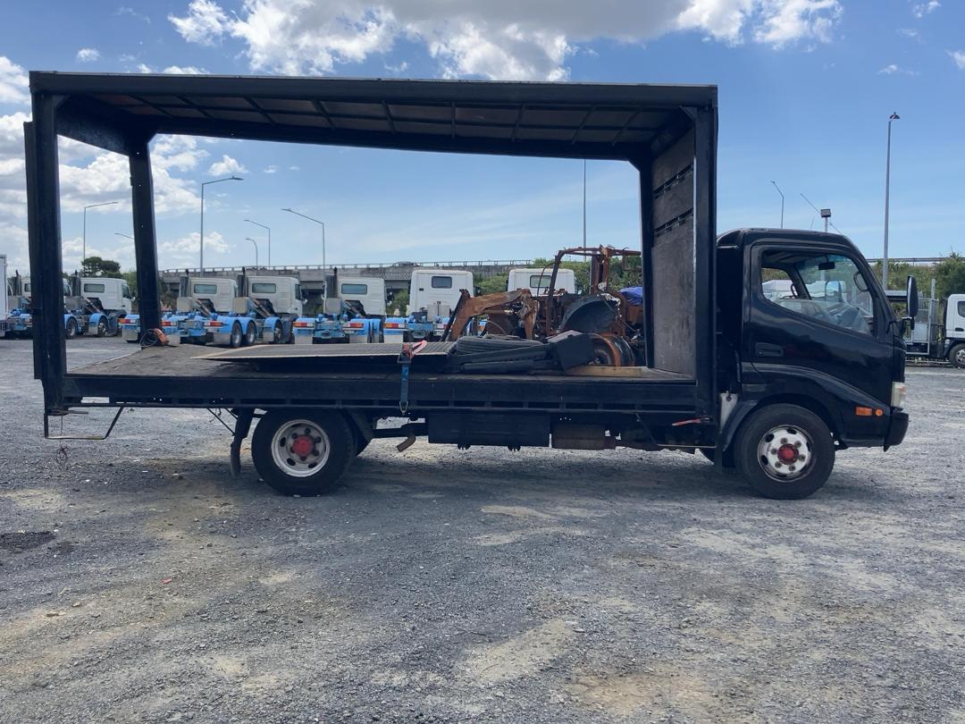 Photo '3' of Hino 300 XZU427R-HKFTDQ3 Curtainsider Photo '3' of Hino 300 XZU427R-HKFTDQ3 Curtainsider