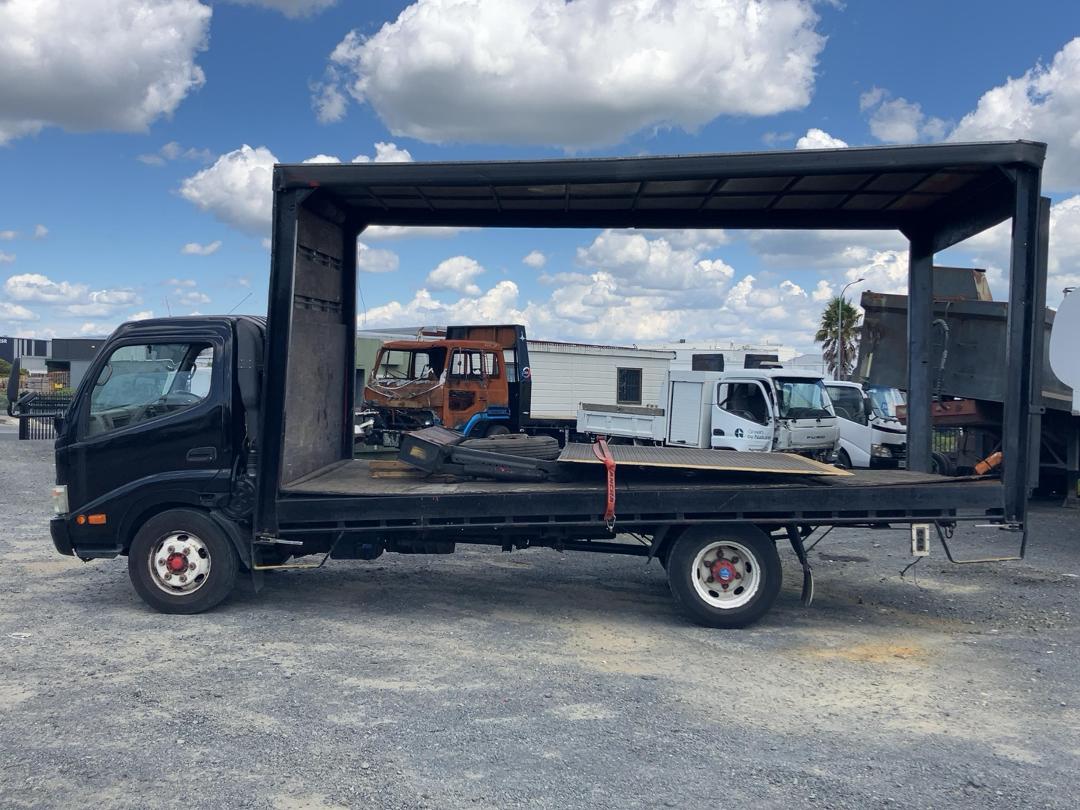 Photo '7' of Hino 300 XZU427R-HKFTDQ3 Curtainsider Photo '7' of Hino 300 XZU427R-HKFTDQ3 Curtainsider