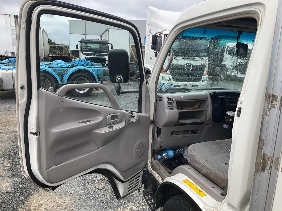 Photo '18' of Hino Dutro Box Body