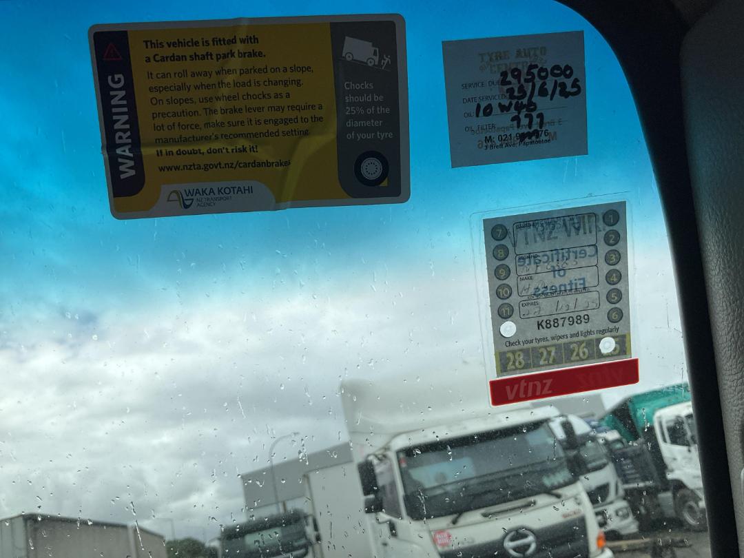 Photo '27' of Hino Dutro Box Body