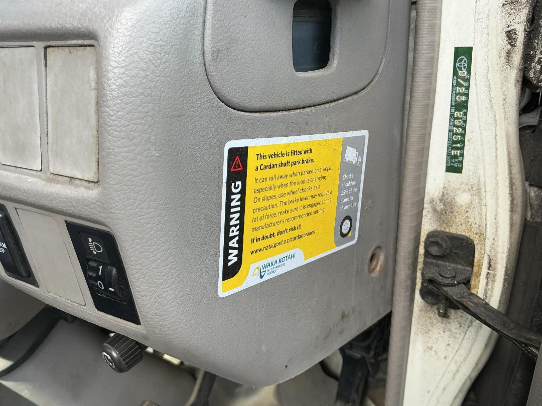 Photo '32' of Hino Dutro Flat Deck