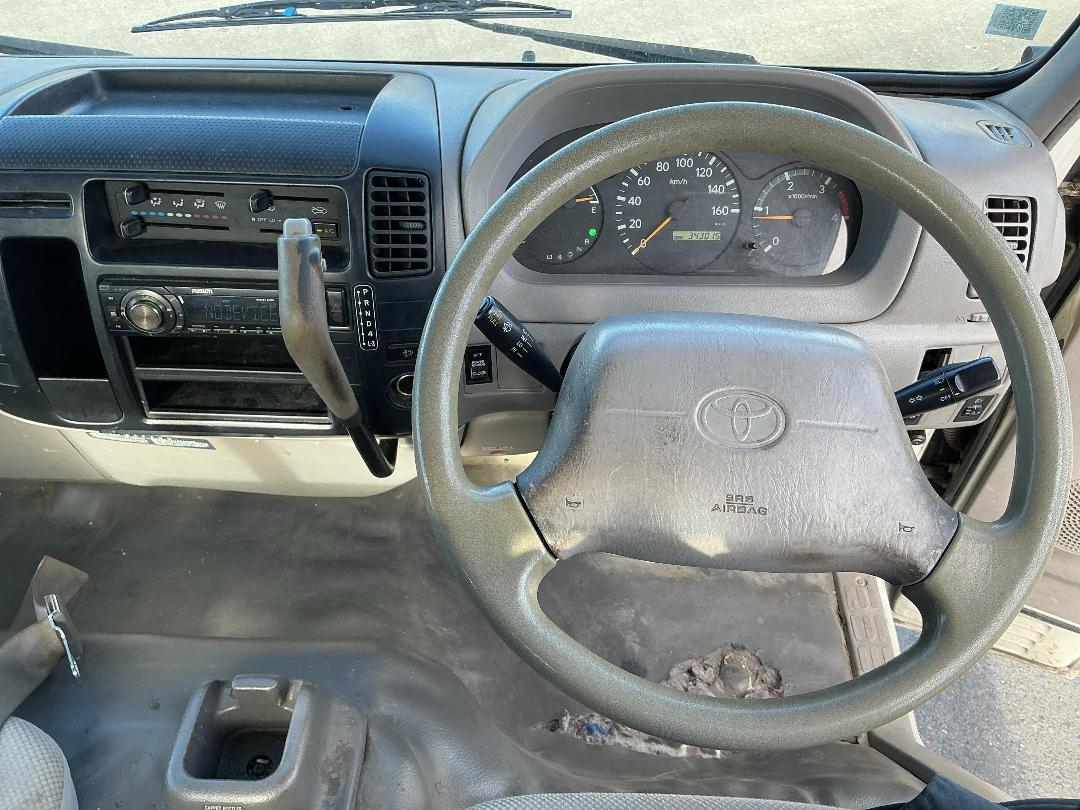 Photo '34' of Hino Dutro Flat Deck