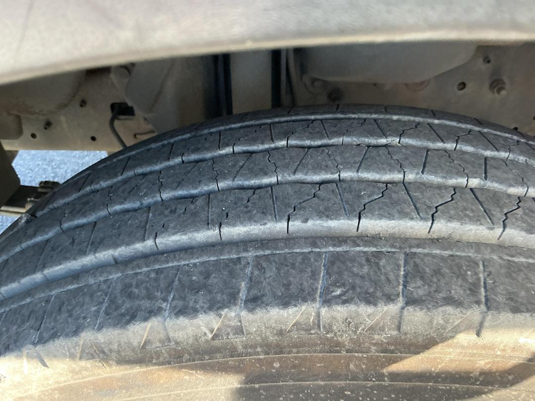 Photo '48' of Hino Dutro Flat Deck