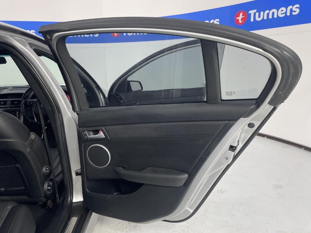 Photo '19' of Holden Commodore Photo '19' of Holden Commodore