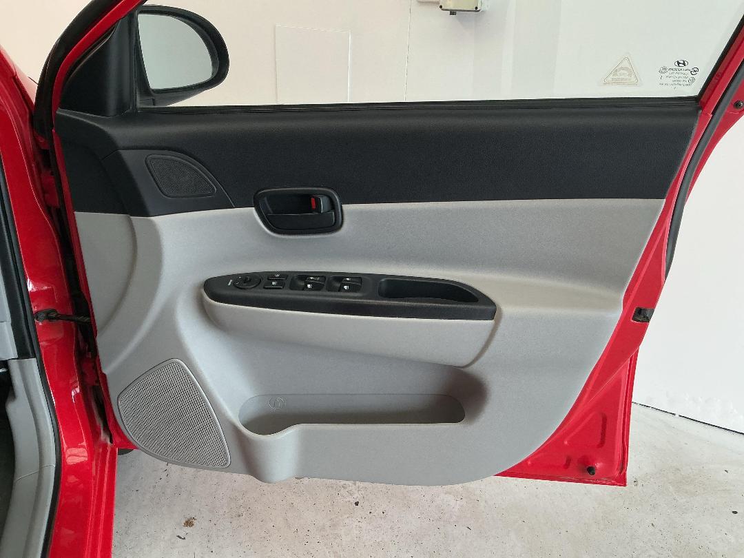 Photo '15' of Hyundai Accent Photo '15' of Hyundai Accent