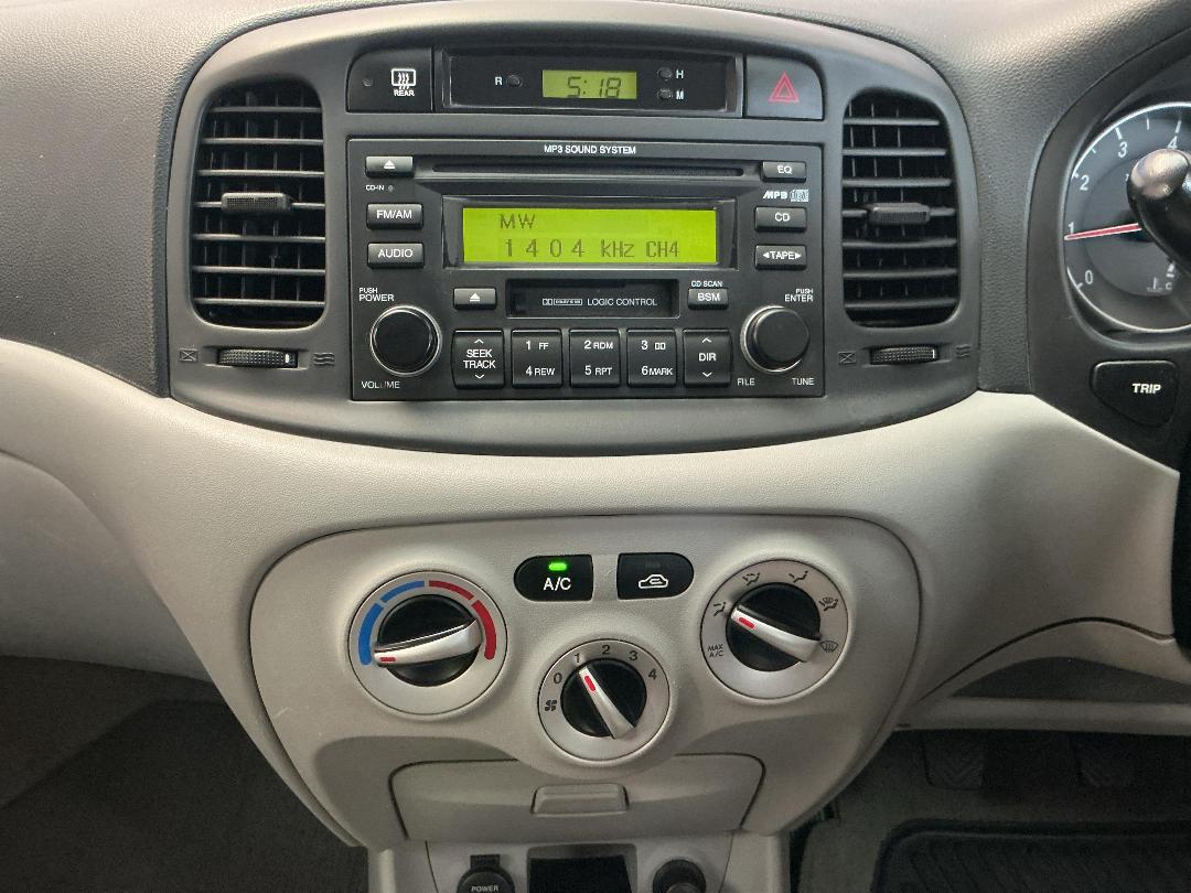 Photo '18' of Hyundai Accent Photo '18' of Hyundai Accent