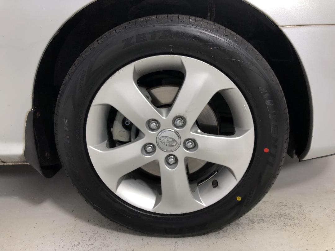 Photo '9' of Hyundai Elantra Photo '9' of Hyundai Elantra