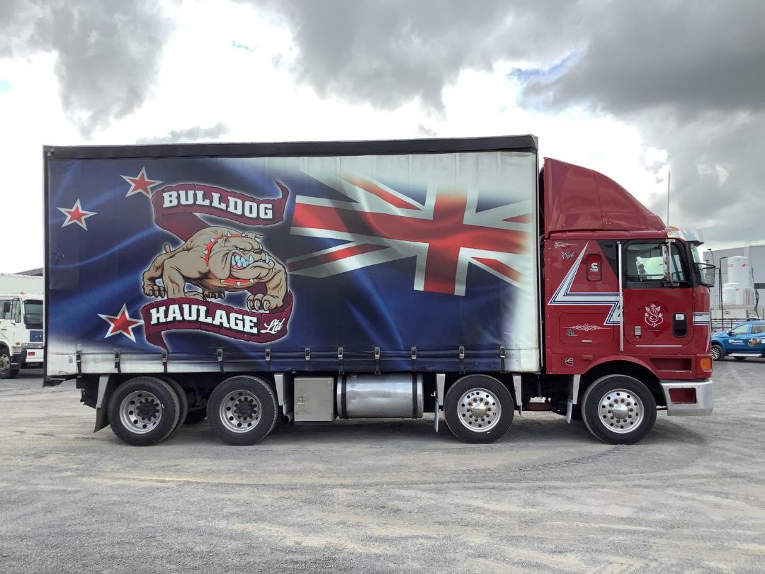 Photo '2' of International 9800 Curtainsider Photo '2' of International 9800 Curtainsider