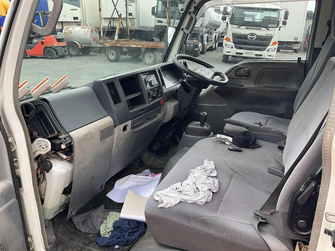 Photo '13' of Isuzu ELF ELF 3T Flat Deck Photo '13' of Isuzu ELF ELF 3T Flat Deck