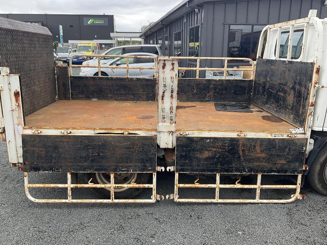 Photo '25' of Isuzu ELF ELF 3T Flat Deck Photo '25' of Isuzu ELF ELF 3T Flat Deck