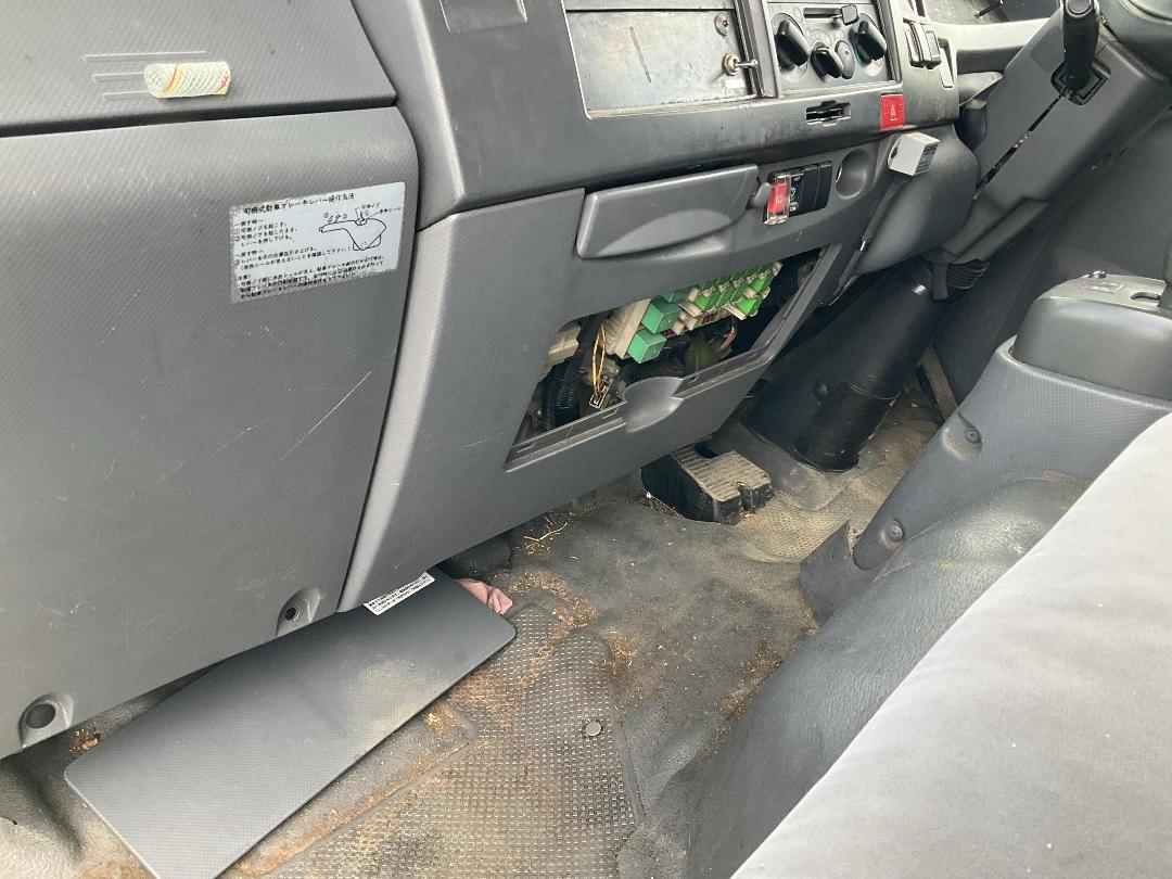 Photo '23' of Isuzu ELF 2 AXLE BOX BODY Box Body