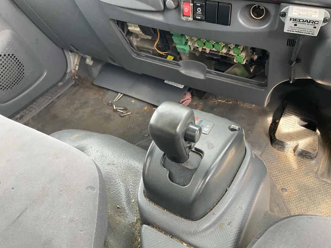 Photo '18' of Isuzu ELF 2 AXLE BOX BODY Box Body