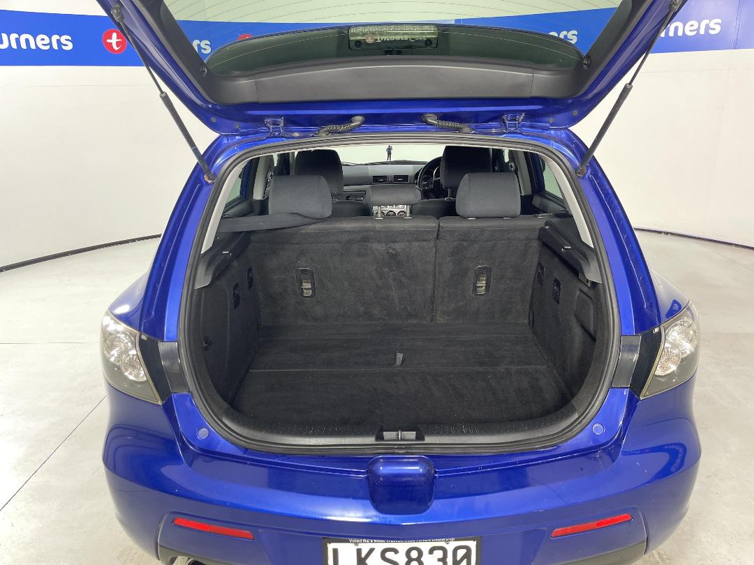 Photo '14' of Mazda Axela Photo '14' of Mazda Axela