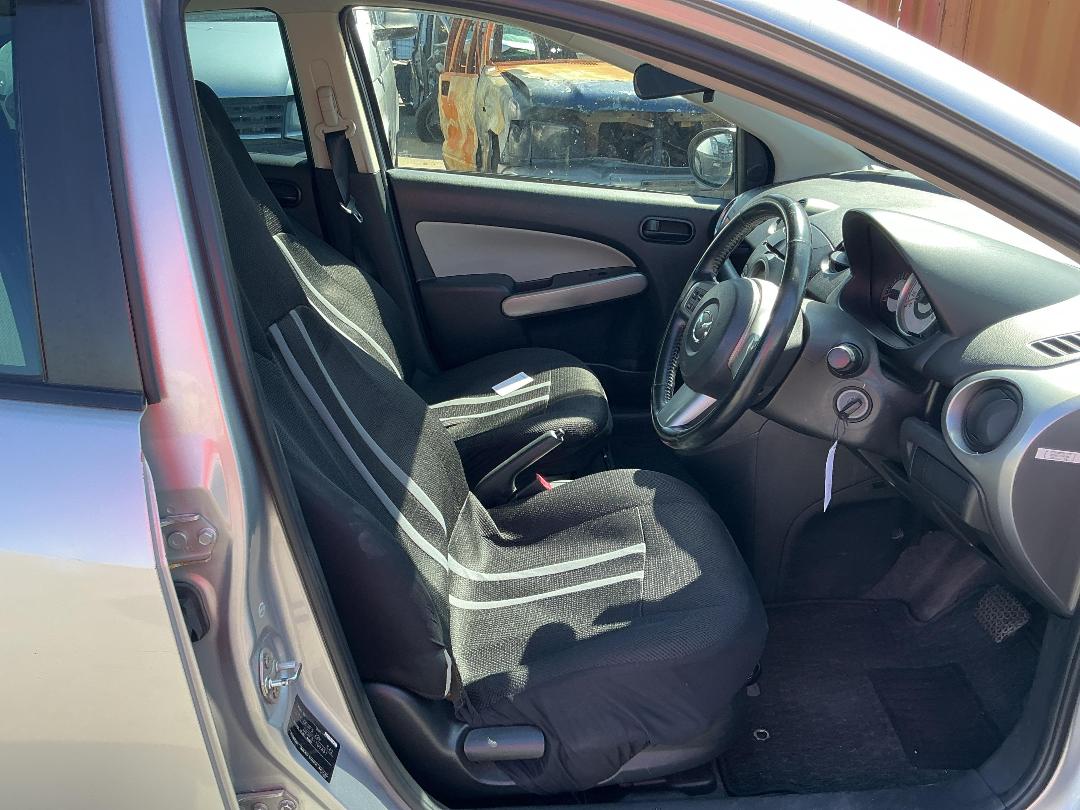 Photo '16' of Mazda Demio Photo '16' of Mazda Demio