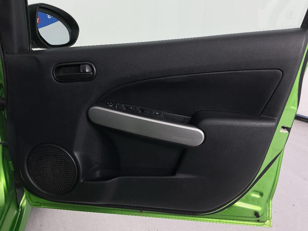 Photo '15' of Mazda Demio