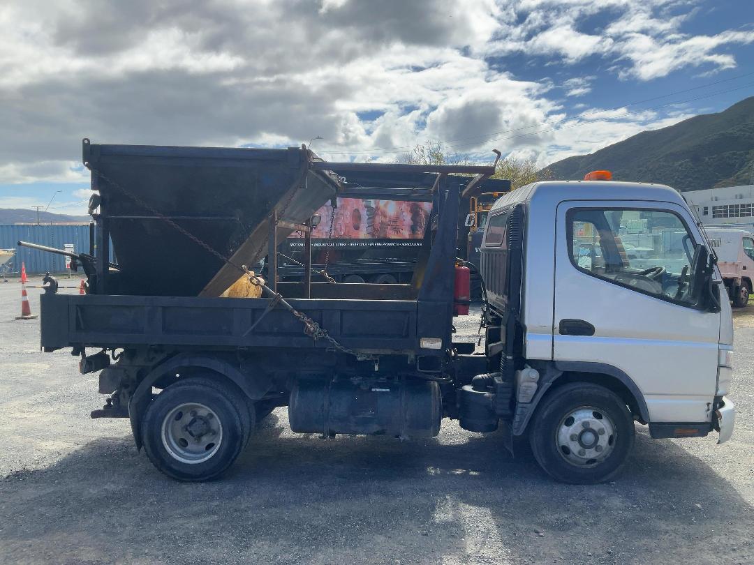 Photo '3' of Mitsubishi Fuso Canter FE150T1 Tipper