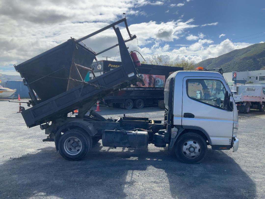 Photo '4' of Mitsubishi Fuso Canter FE150T1 Tipper