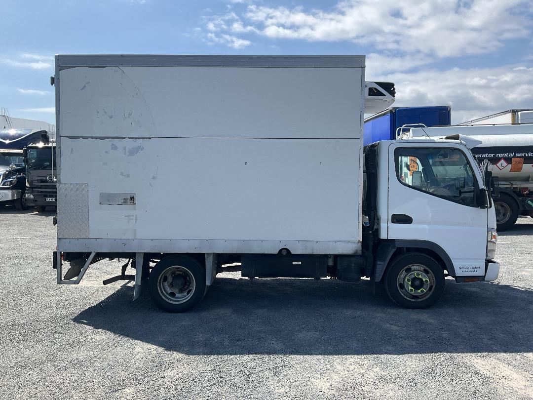Photo '3' of MITSUBISHI FUSO CANTER FE130C1 Chiller