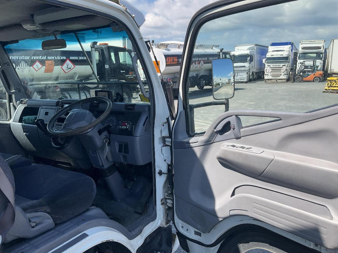 Photo '11' of MITSUBISHI FUSO CANTER FE130C1 Chiller