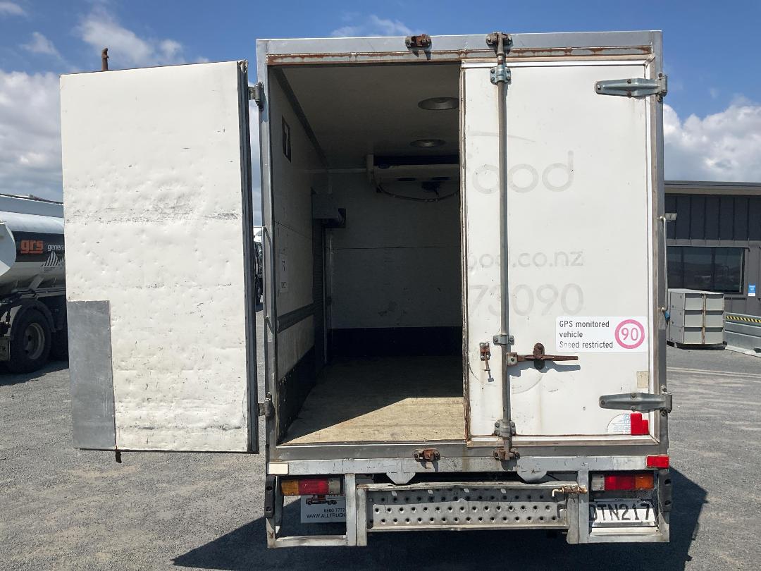 Photo '27' of MITSUBISHI FUSO CANTER FE130C1 Chiller