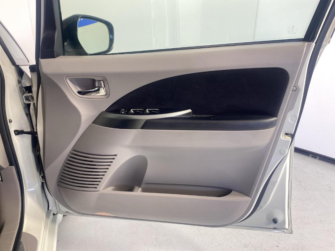 Photo '15' of Mitsubishi Grandis