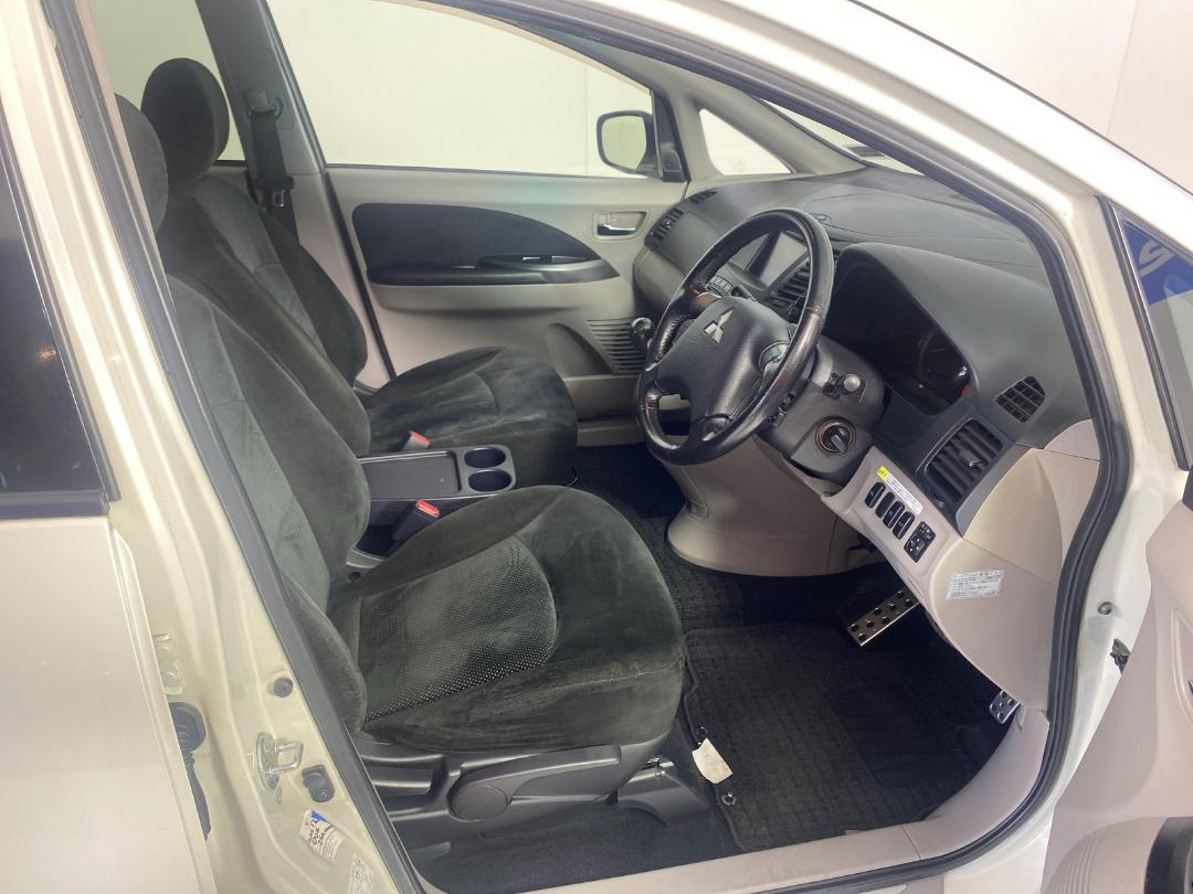 Photo '16' of Mitsubishi Grandis