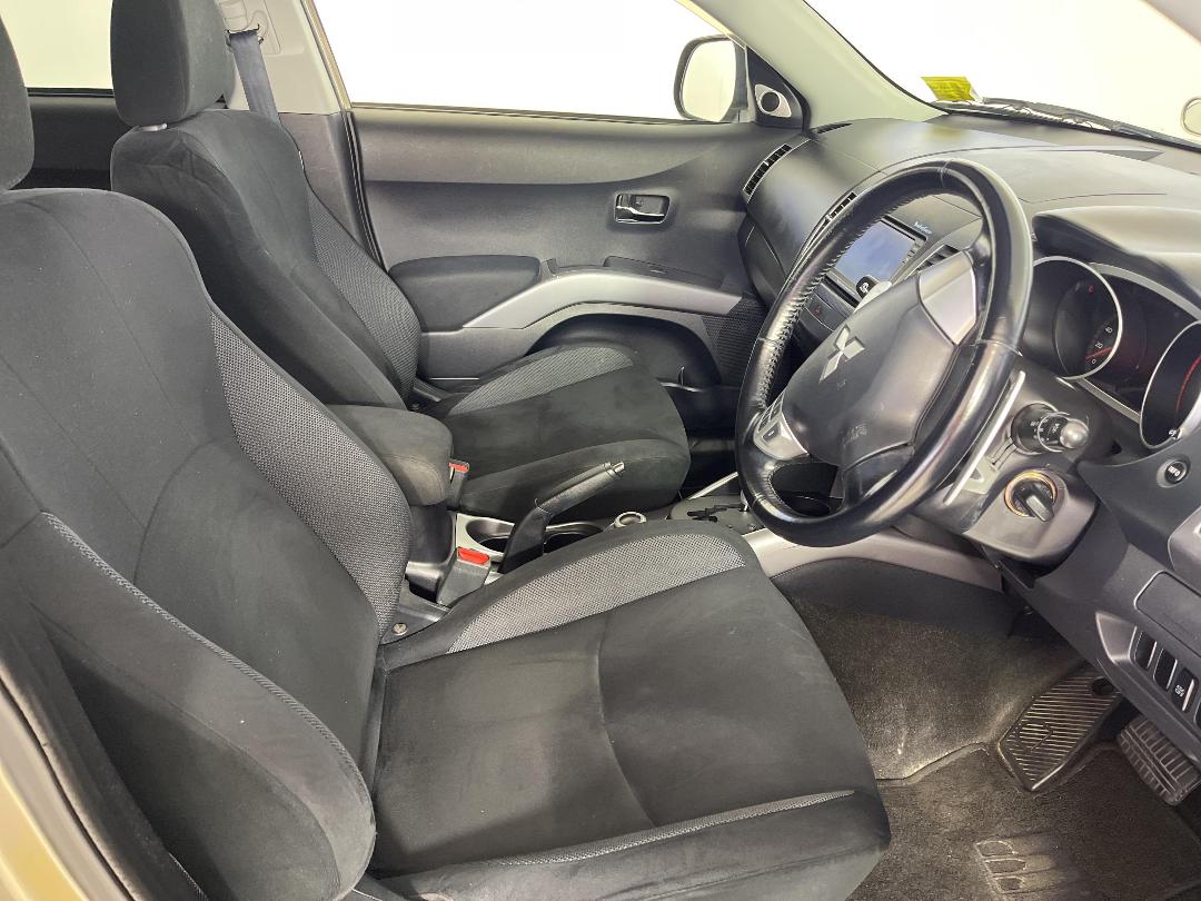 Photo '16' of Mitsubishi Outlander Photo '16' of Mitsubishi Outlander