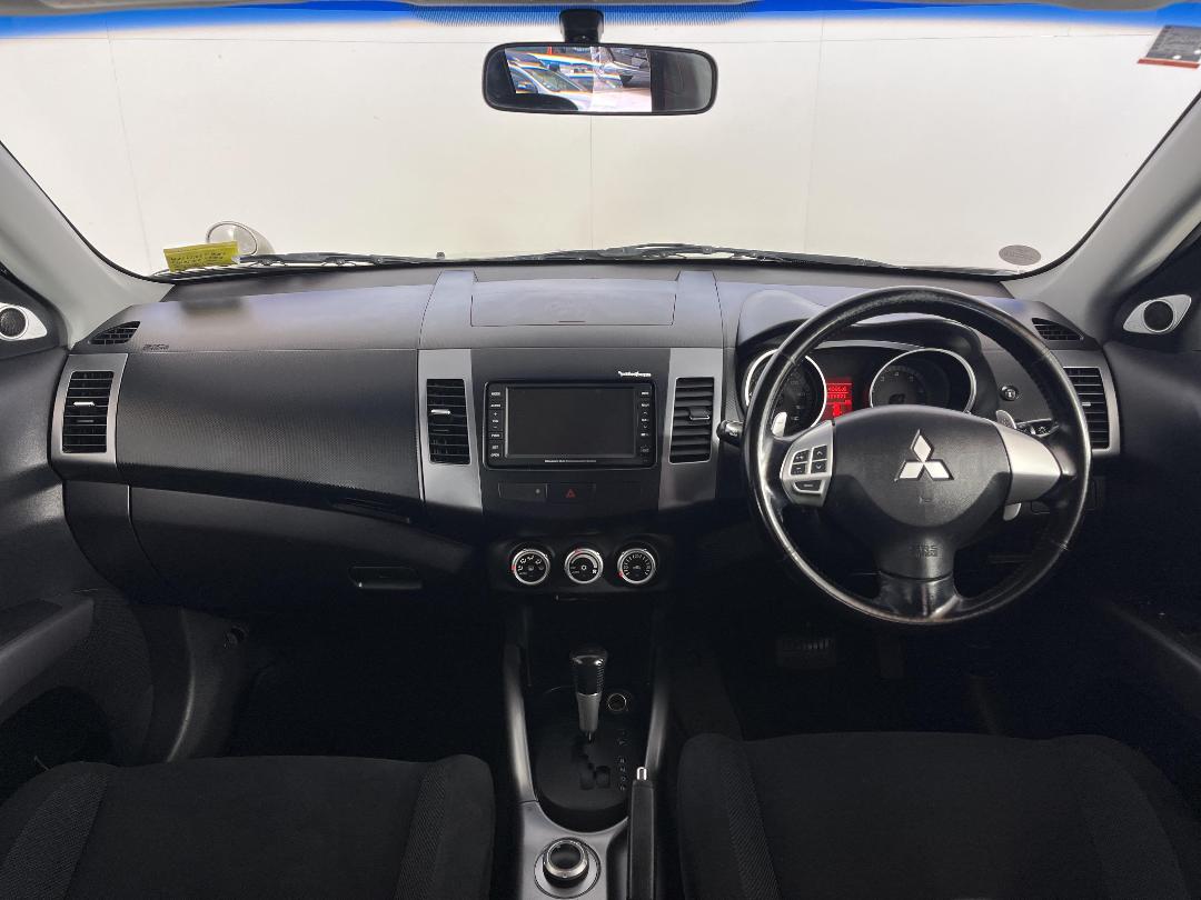 Photo '17' of Mitsubishi Outlander Photo '17' of Mitsubishi Outlander