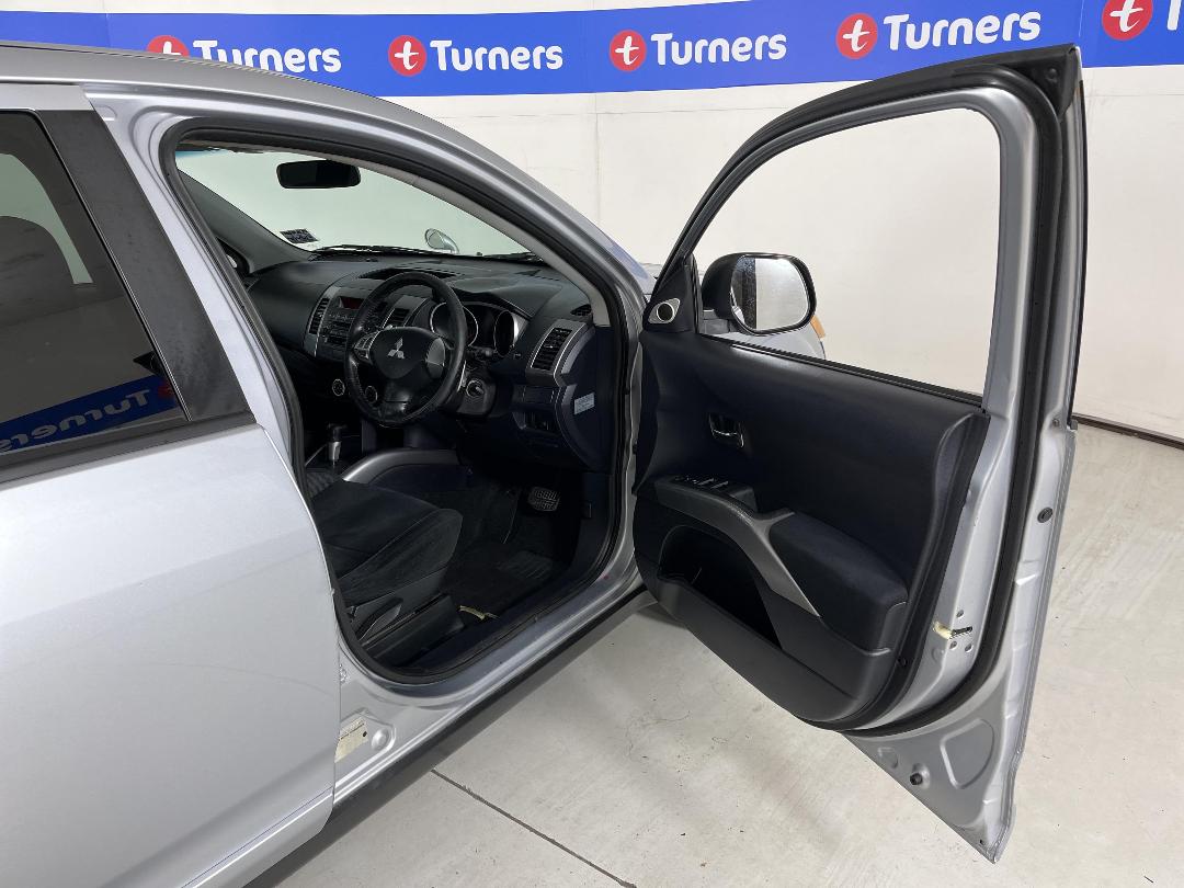 Photo '15' of Mitsubishi Outlander Photo '15' of Mitsubishi Outlander