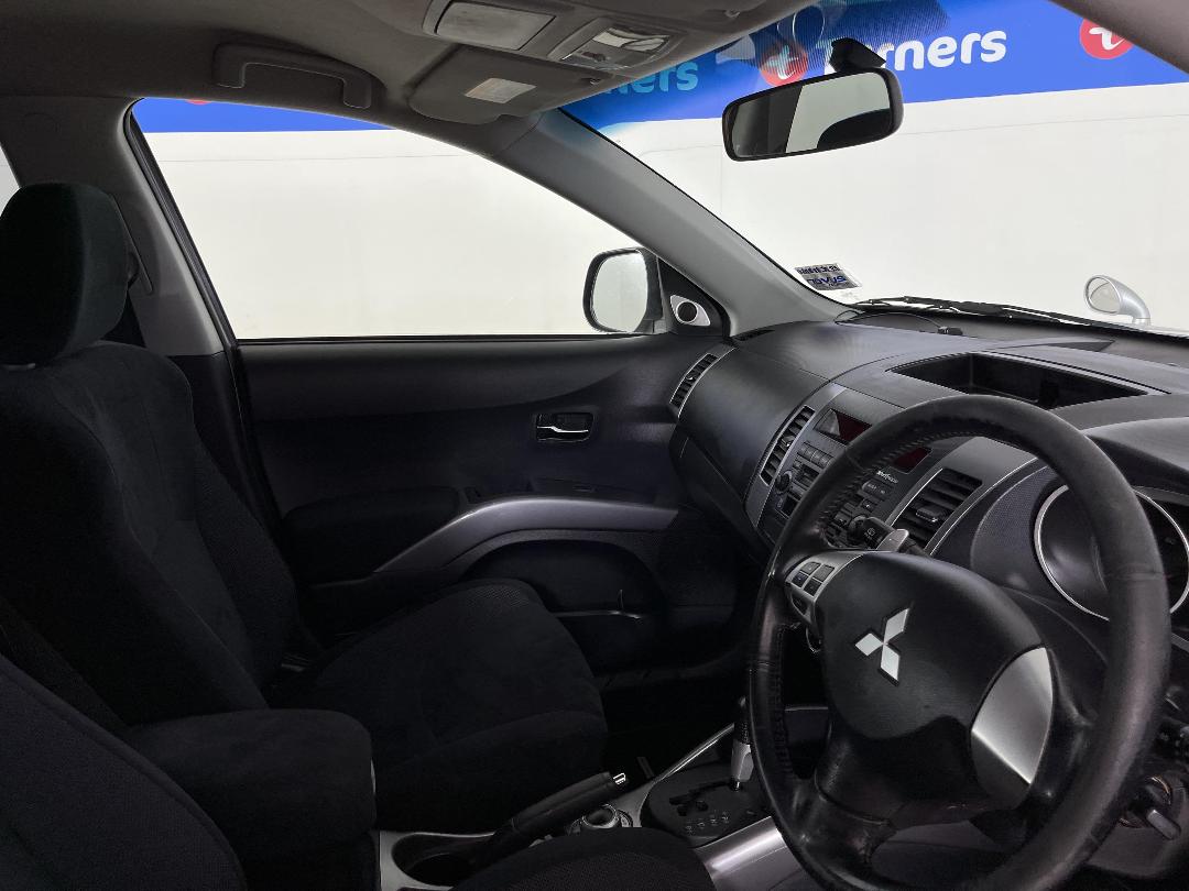 Photo '16' of Mitsubishi Outlander Photo '16' of Mitsubishi Outlander