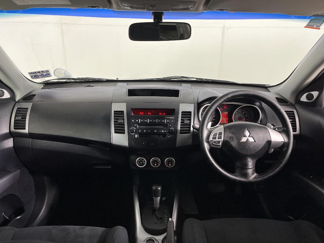 Photo '17' of Mitsubishi Outlander Photo '17' of Mitsubishi Outlander