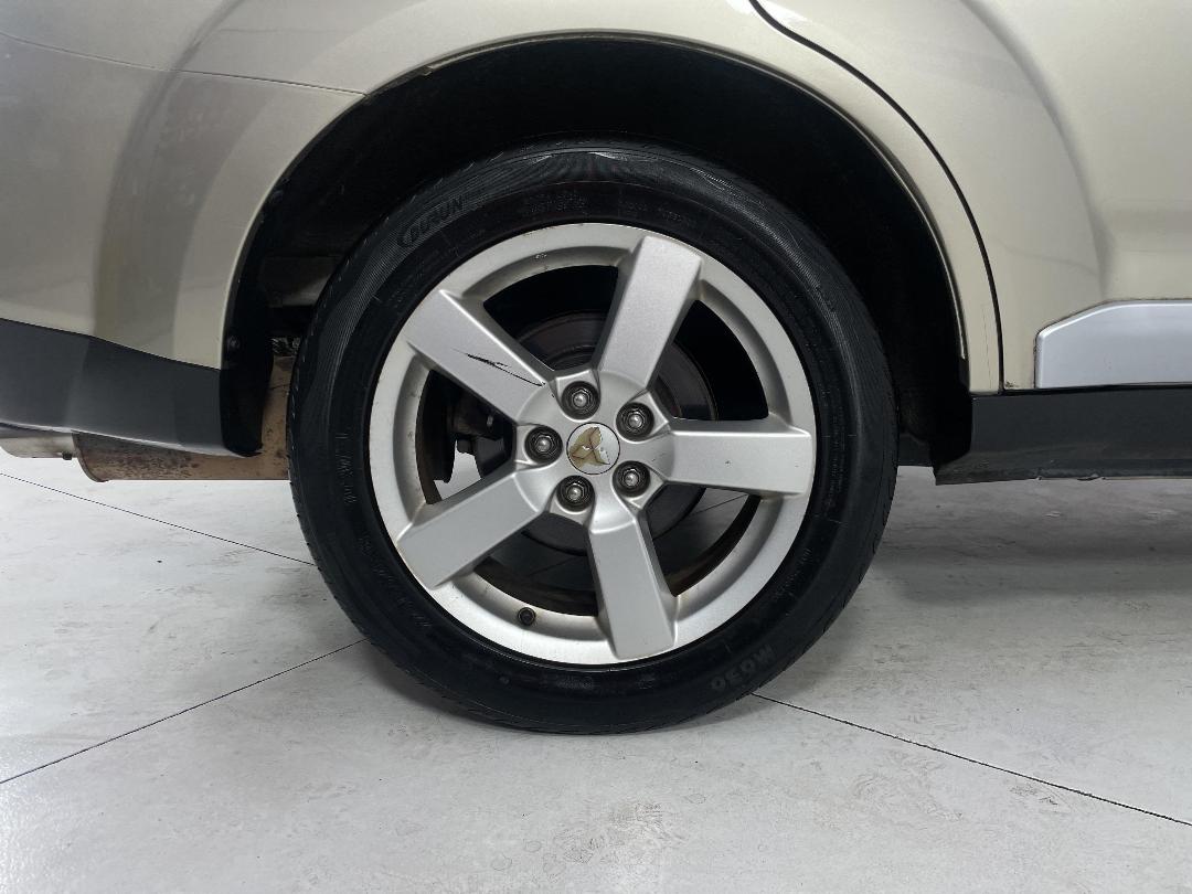 Photo '12' of Mitsubishi Outlander