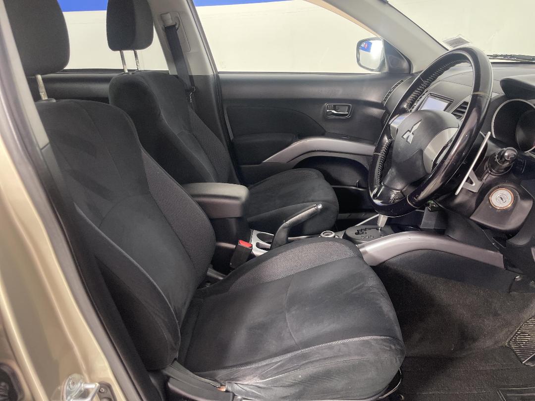 Photo '16' of Mitsubishi Outlander