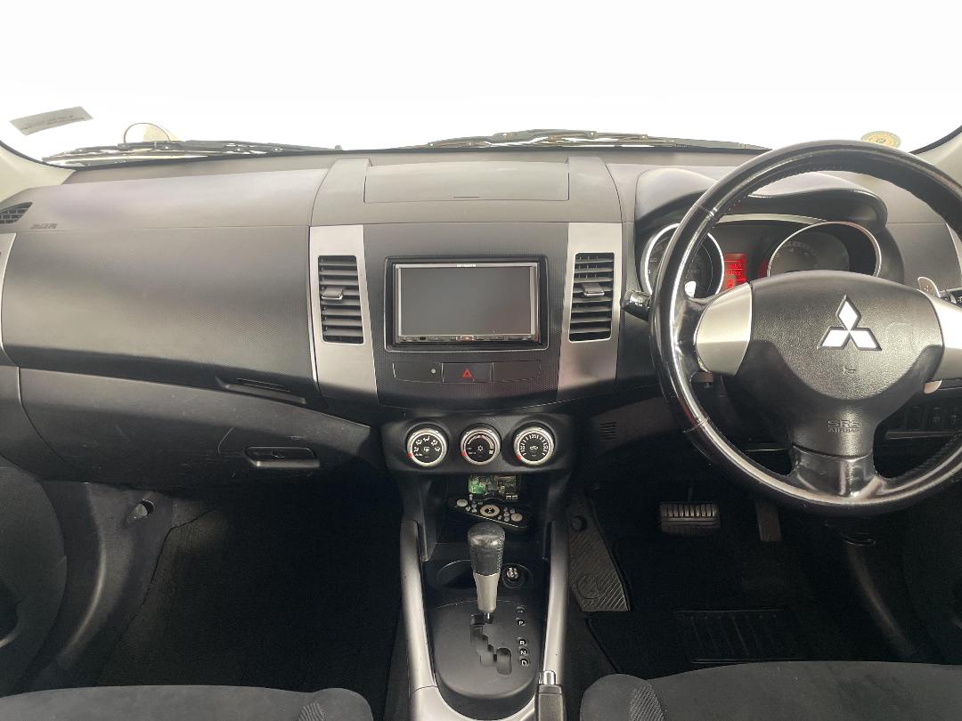 Photo '17' of Mitsubishi Outlander