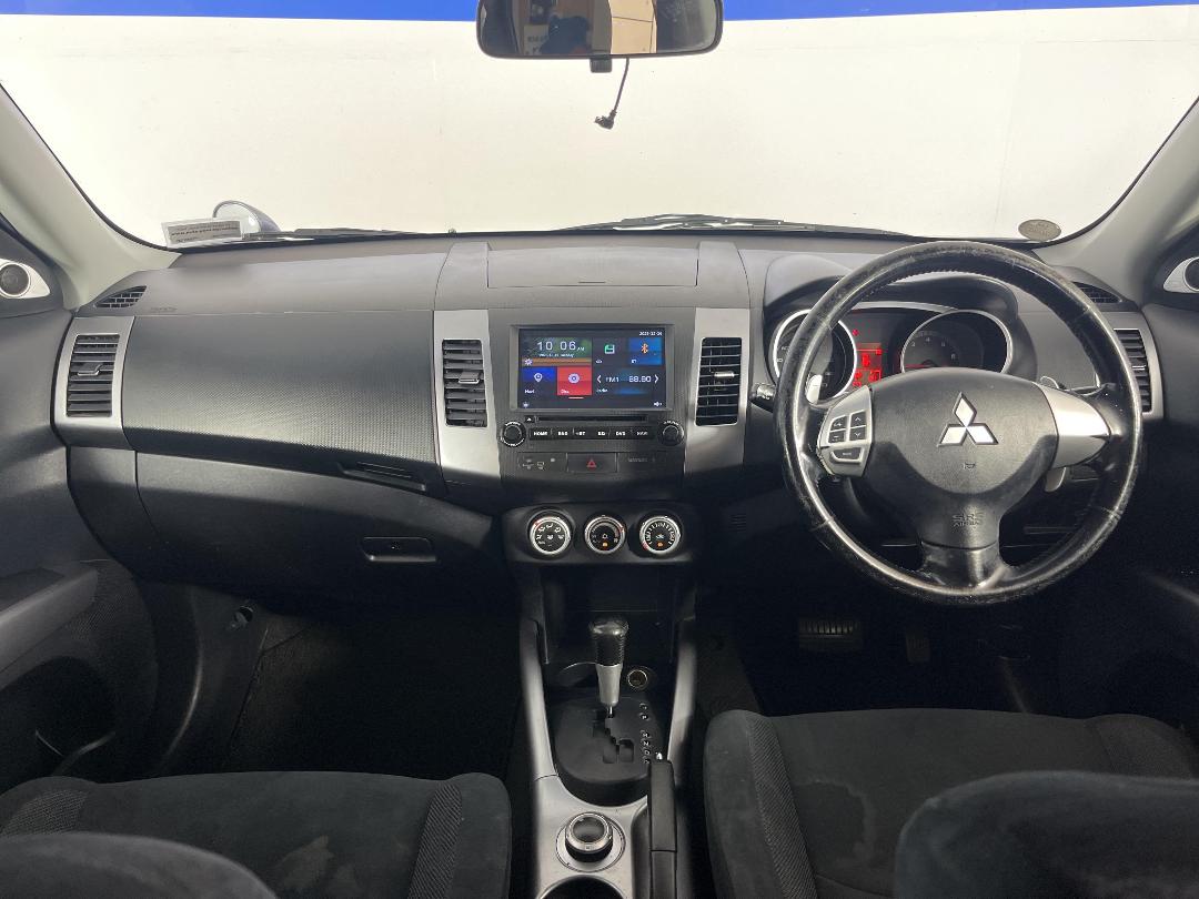 Photo '17' of Mitsubishi Outlander