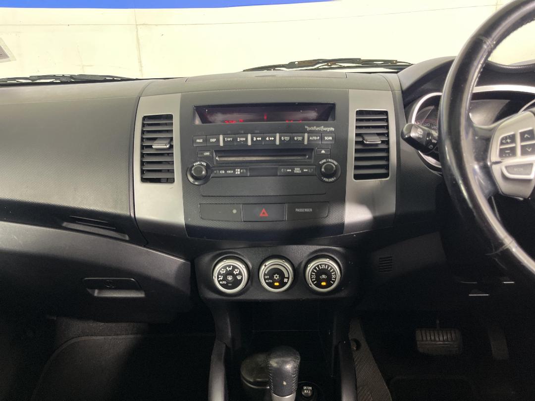 Photo '18' of Mitsubishi Outlander