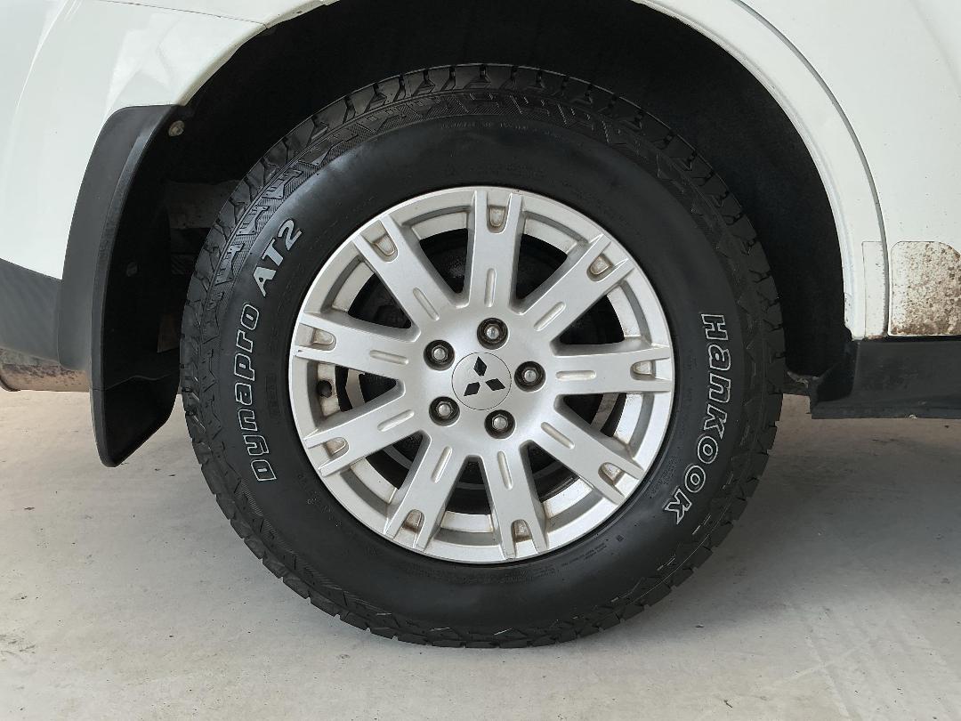 Photo '12' of Mitsubishi Outlander